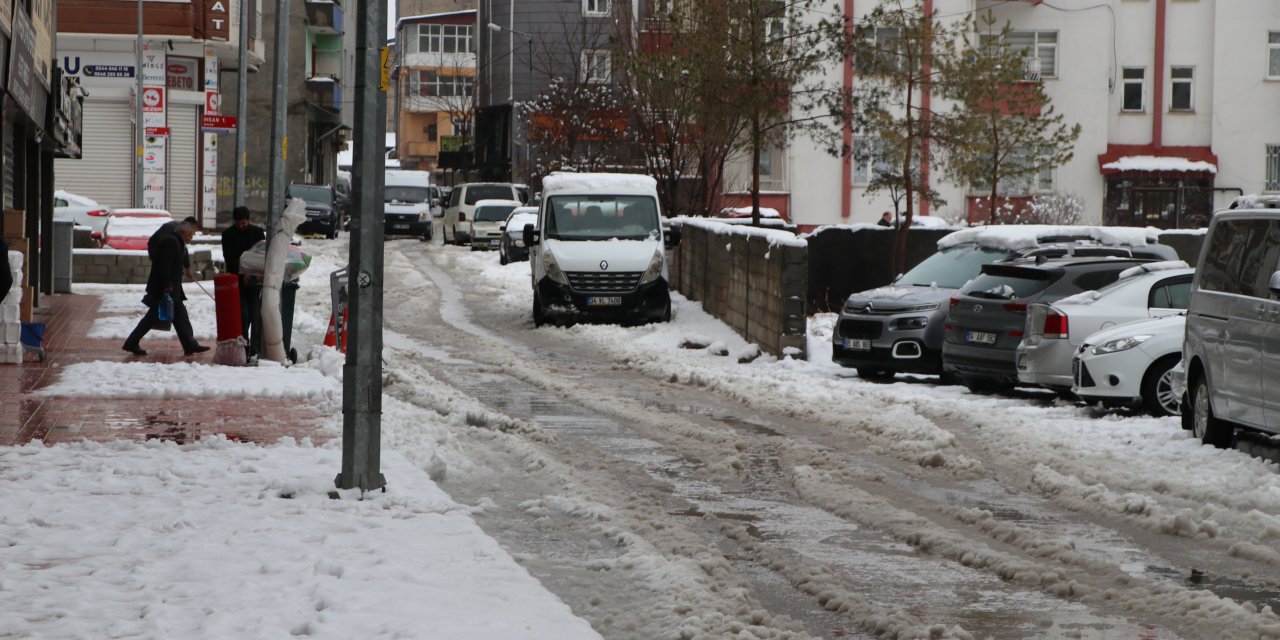 Van'da Kar Yağışı; 446 Yerleşim Yerinin Yolu Kapandı