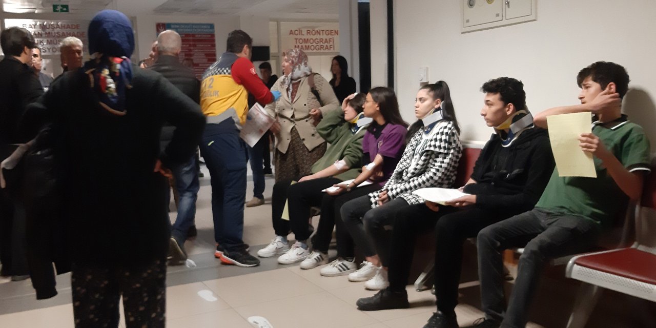 Antalya'da Öğrenci Ve İşçi Servis Minibüsleri Çarpıştı: 9 Yaralı