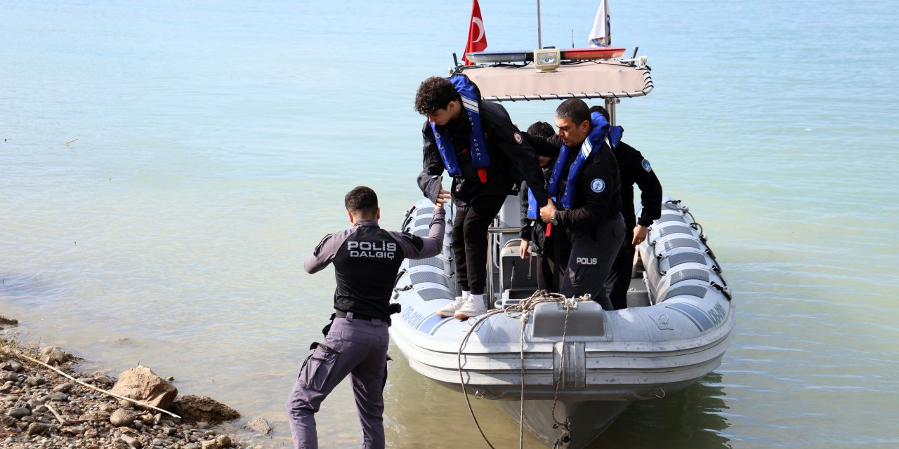 Deniz Bisikleti İle Göle Açılıp, Mahsur Kalan Gençleri Su Altı Polisi Kurtardı