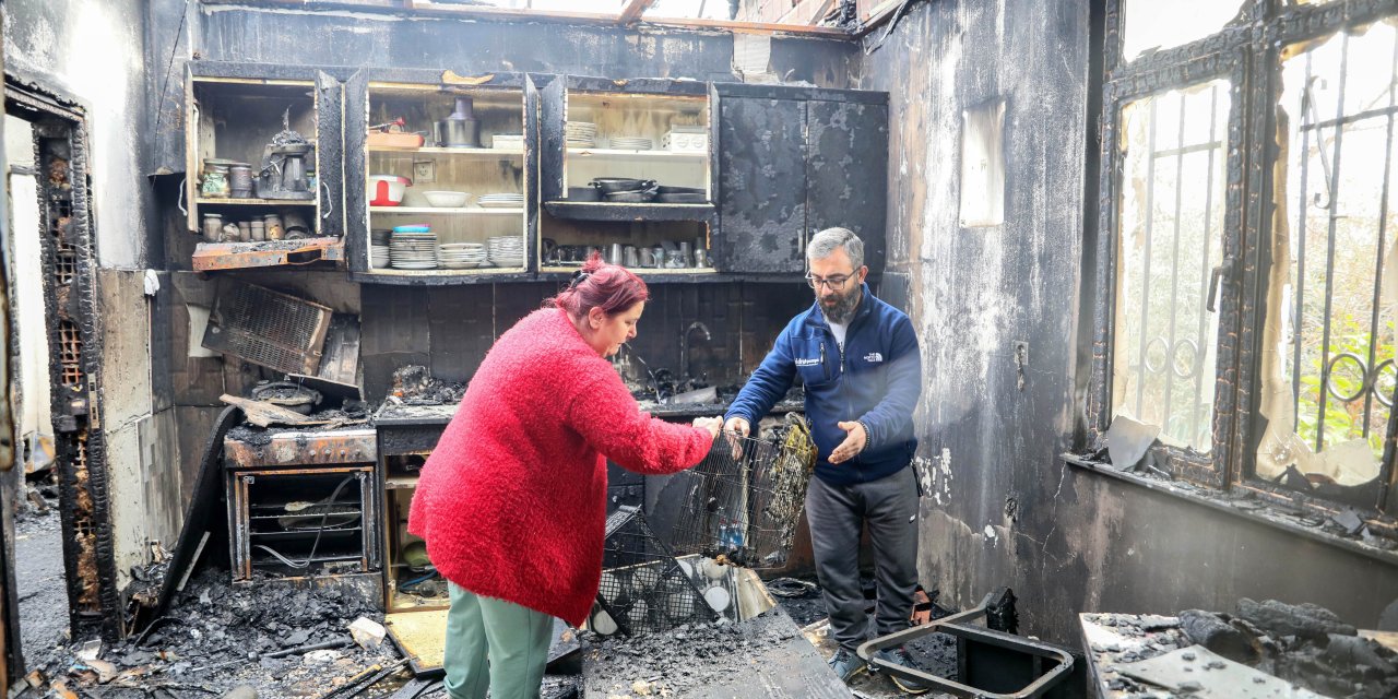 Küle Dönen Evden Çocuklarını Güçlükle Çıkarttı, Yanan Kuşunu Görünce Gözyaşı Döktü