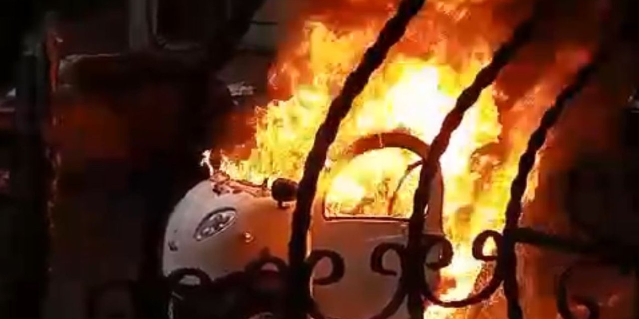 İstanbul - Sultanbeyli'de Park Halindeki Elektrikli Araç Alev Alev Yandı