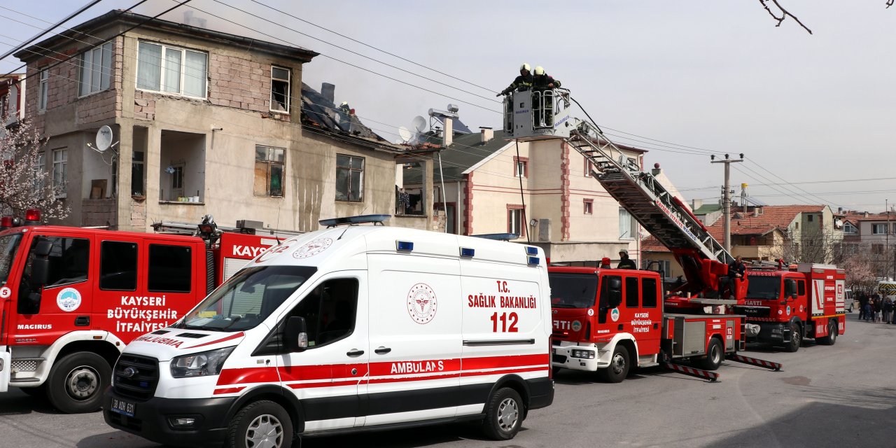 Yangında Mahsur Kalan Yatalak Kadını, Ekipler Kurtardı