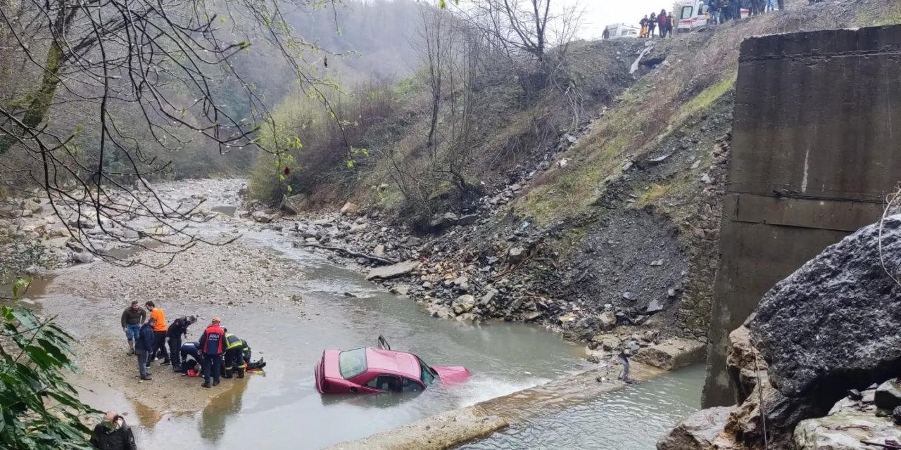 Dereye Devrilen Otomobilde Sıkışan Sürücüyü Boğulmaktan Afad Ekipleri Kurtardı