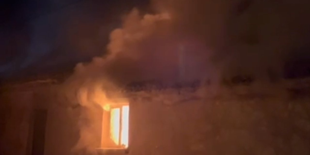 Tek Katlı Evde Çıkan Yangında 2 Kişi Dumandan Etkilendi