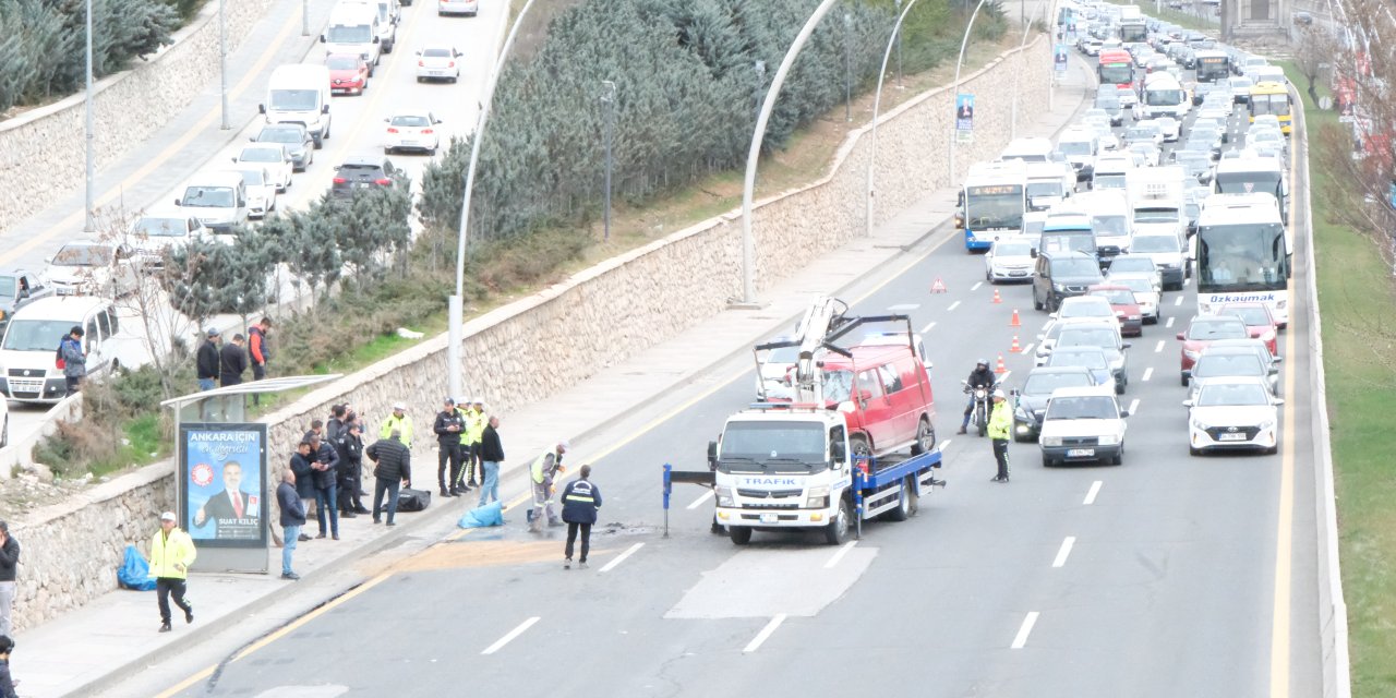 Ankara'da Minibüs, Belediye Otobüsüne Çarptı: 1 Ölü, 1 Yaralı