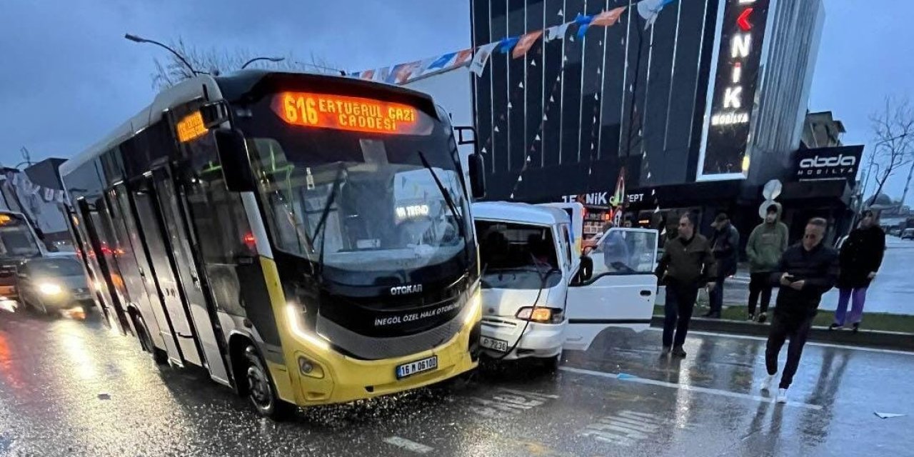 Bursa'da Ana Yola Kontrolsüz Çıkan Minibüs, Özel Halk Otobüsü Ve Motosiklete Çarptı: 3 Yaralı