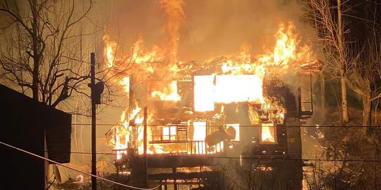 Artvin’de iki katlı ahşap evde yangın çıktı