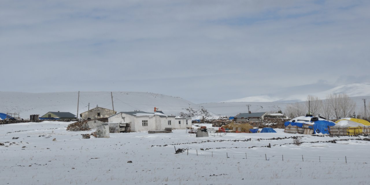Kars'ta Kar Yağışı; Yüksek Kesimlerdeki Köylerin Yolu Kapandı