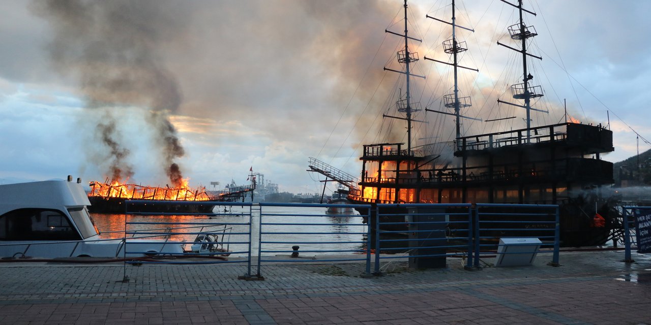 Alanya'da 2 Tekne Alev Alev Yandı