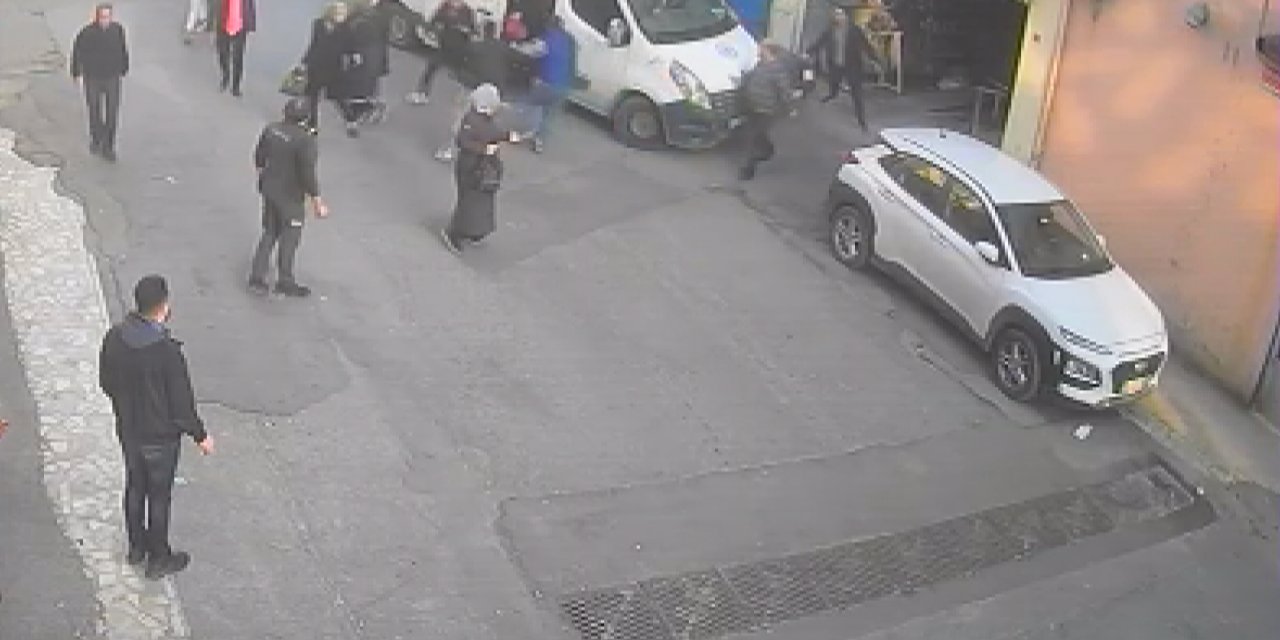 İstanbul- Kağıthane'de Servis Minibüsü Sürücüsüne Saldırı; Korku Dolu Anlar Kamerada- 1