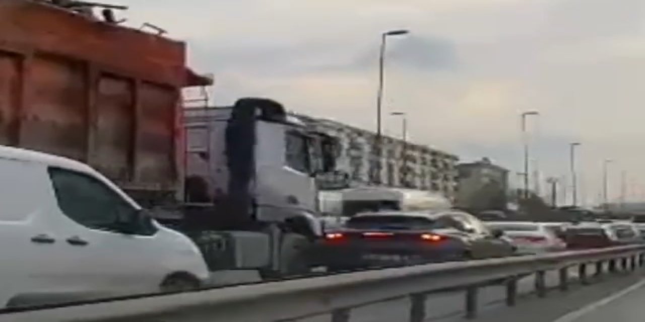 İstanbul- Avcılar D-100 Karayolunda Tır Otomobile Çarptı; Kaza Kamerada