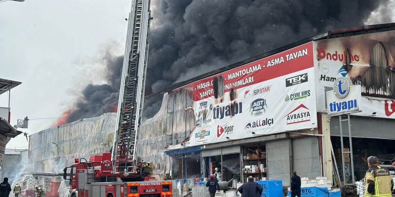 Ankara'da Yapı Malzemeleri Satılan İş Yerinin Deposunda Yangın