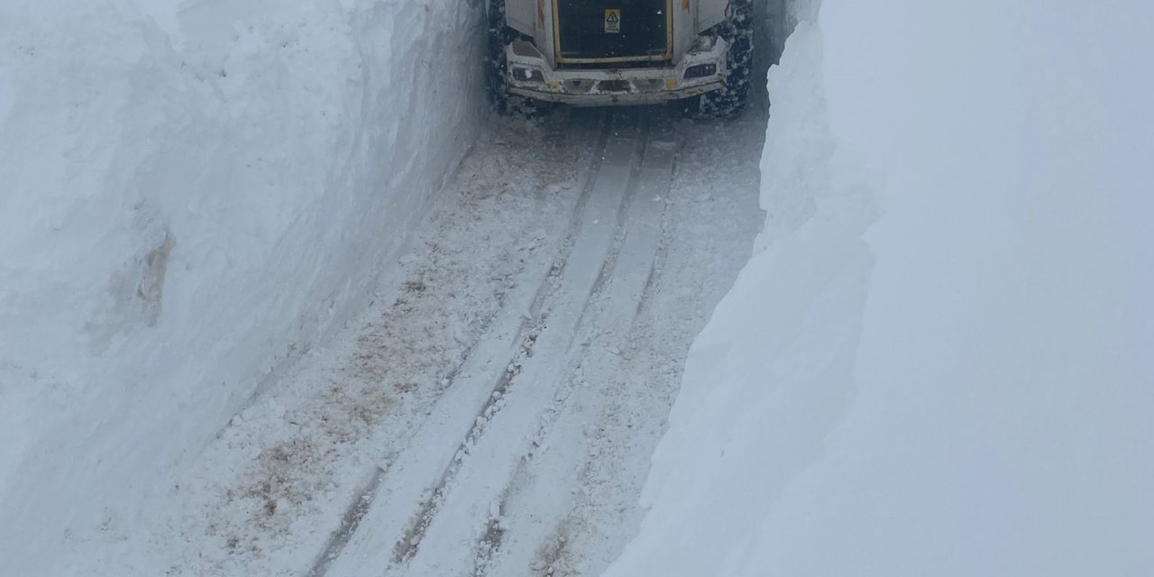 Üs Bölgesi Yolunda 4 Metreyi Bulan Karla Mücadele