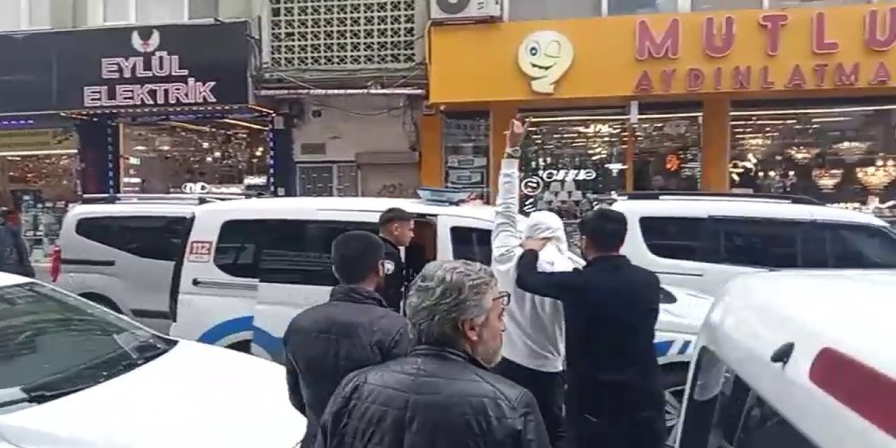 Dem Parti Adana İl Başkanlığı Önünde Arbede; Polis Müdahale Etti
