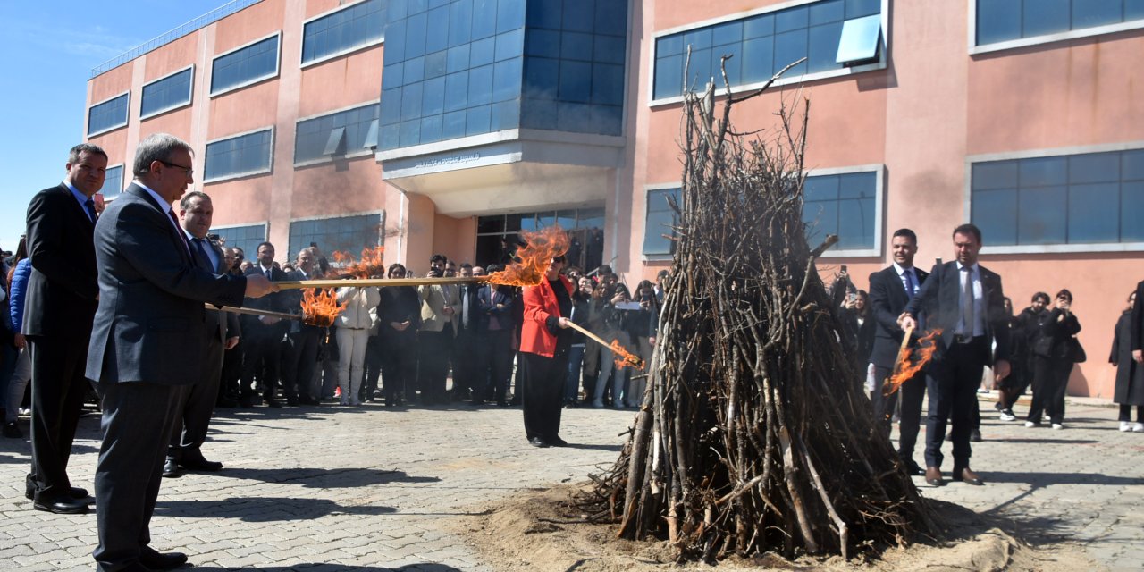 Edirne'de Nevruz Üniversitede Kutlandı; Ateş Üzerinden Atlayıp, Yumurta Tokuşturdular