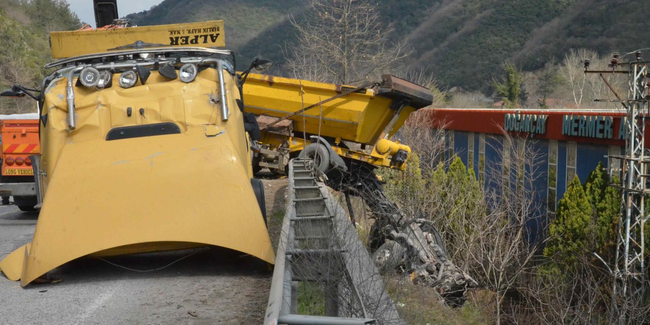 Şarampole Devrilen Kamyonun Sürücüsü Ağır Yaralandı