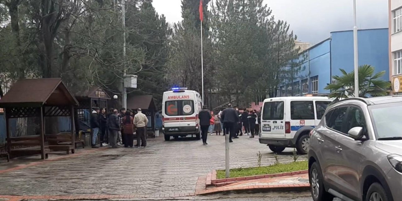 Karabük’te Lise Öğrencileri Arasında Bıçaklı Kavga: 3 Yaralı