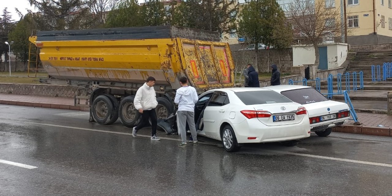 Kayseri'de İki Otomobil, Park Halindeki Tır Dorsesine Çarptı: 5 Yaralı