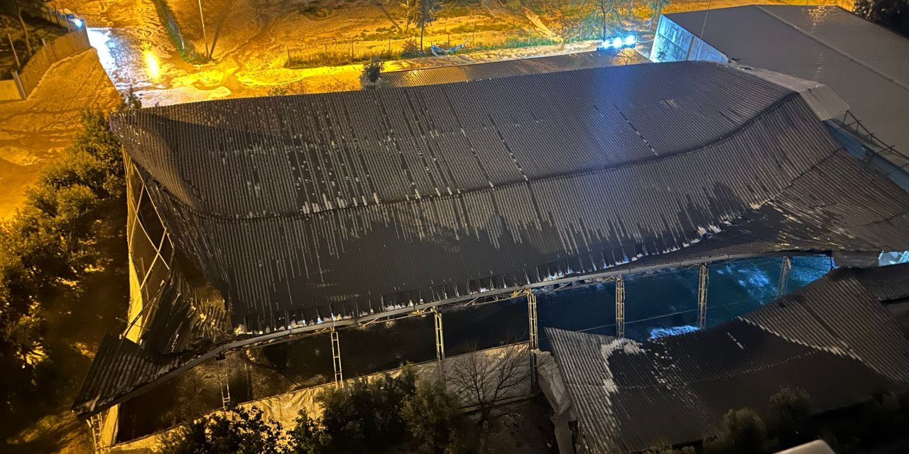 Kozan'da Dolu; Halı Sahanın Çatısı Çöktü