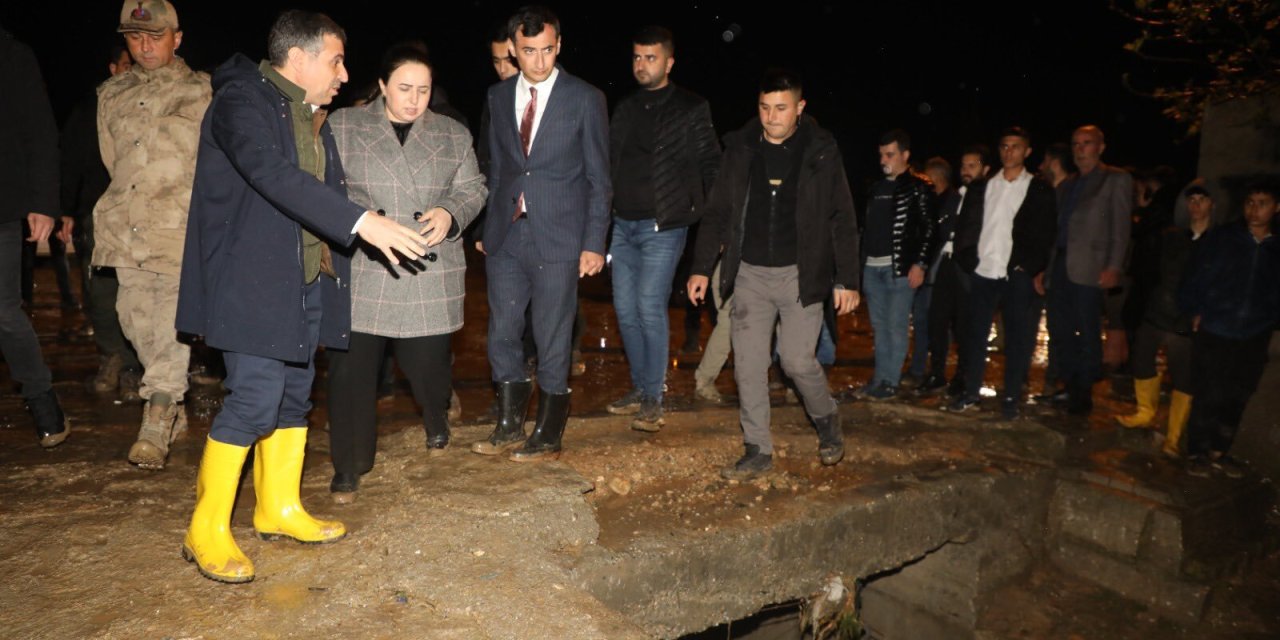 Cizre’de Sağanak; Cadde Ve Sokaklar Göle Döndü (2)