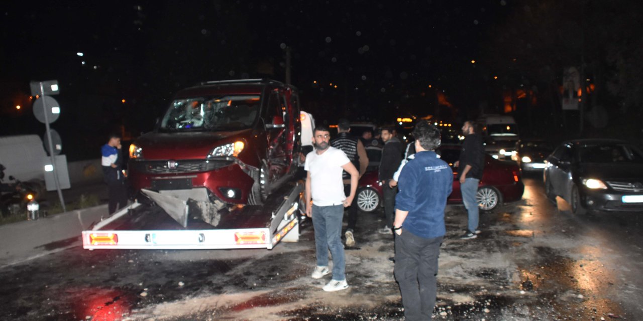 İzmir'de İki Otomobil Çarpıştı: 3 Yaralı