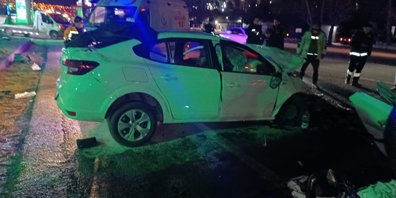 Ankara'da İki Otomobil Çarpıştı: 2 Ölü, 1 Yaralı