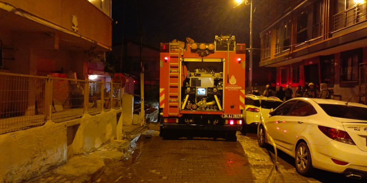 İstanbul-  Küçükçekmece'de İki Katlı Binada Yangın: 2 Kişi Dumandan Etkilendi