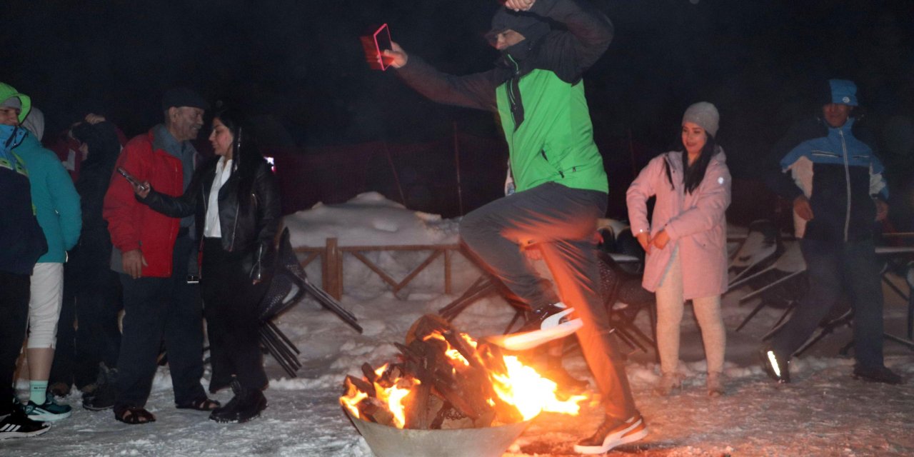 İranlı Turistler Nevruz Ateşini Palandöken'de Yaktı