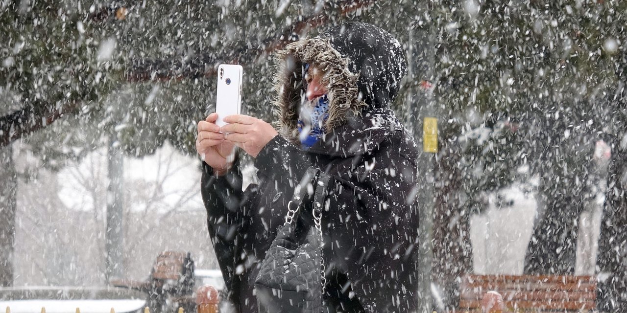 Erzurum'da Kar Yağışı; 147 Mahallenin Yolu Ulaşıma Kapandı