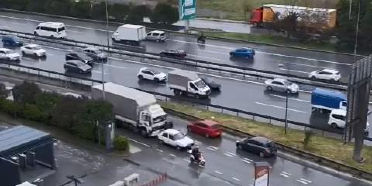 İstanbul - Küçükçekmece'de Sürücülerin Çekiçli Yol Verme Kavgası