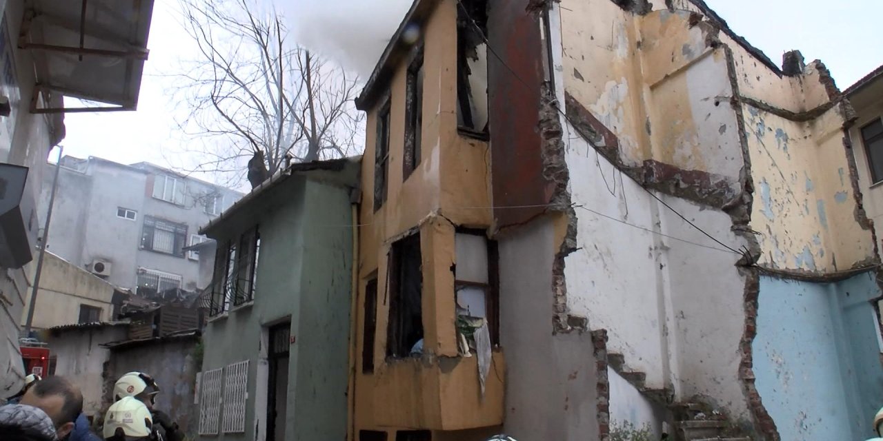 Fatih'te 3 Katlı Binada Yangın : 1 Ölü