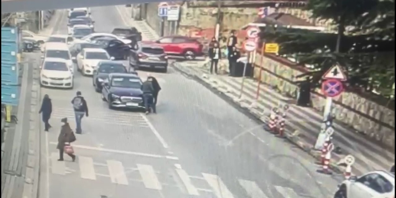 İstanbul - Üsküdar'da Hareketli Anlar; İşadamının Otomobilini Çaldı Trafikte Yakalandı