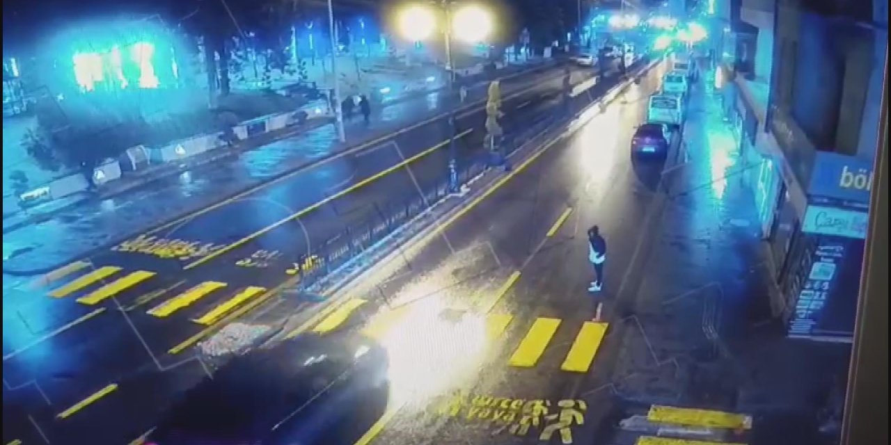 Kaza  Görünümü Vermek İçin Otomobile Atlayıp, Yere Düştü; O Anlar Kamerada