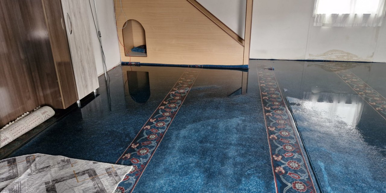 Diyarbakır’da Yağmur; Cami Ve Evleri Su Bastı