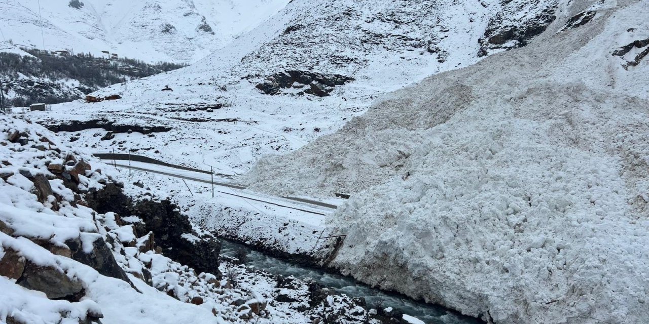 Bahçesaray'da Kara Yoluna Çığ Düştü
