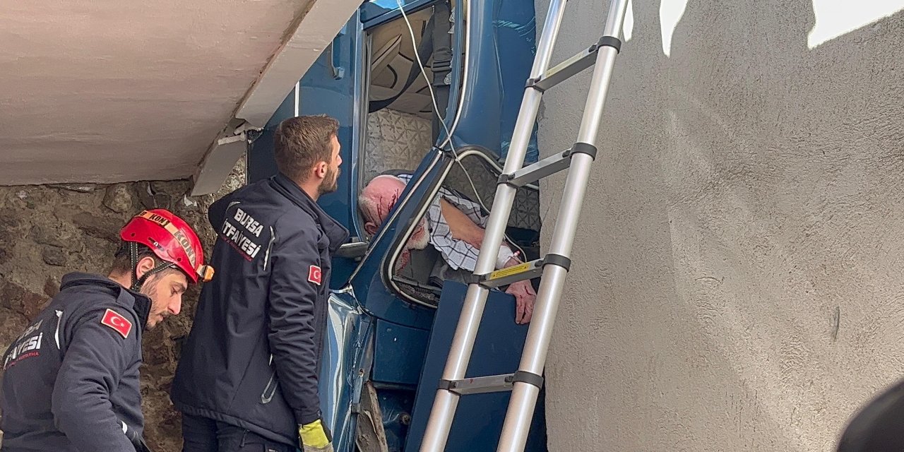 Bina İle İstinat Duvarı Arasına Düşen Otomobilin Sürücüsü Kurtarılamadı