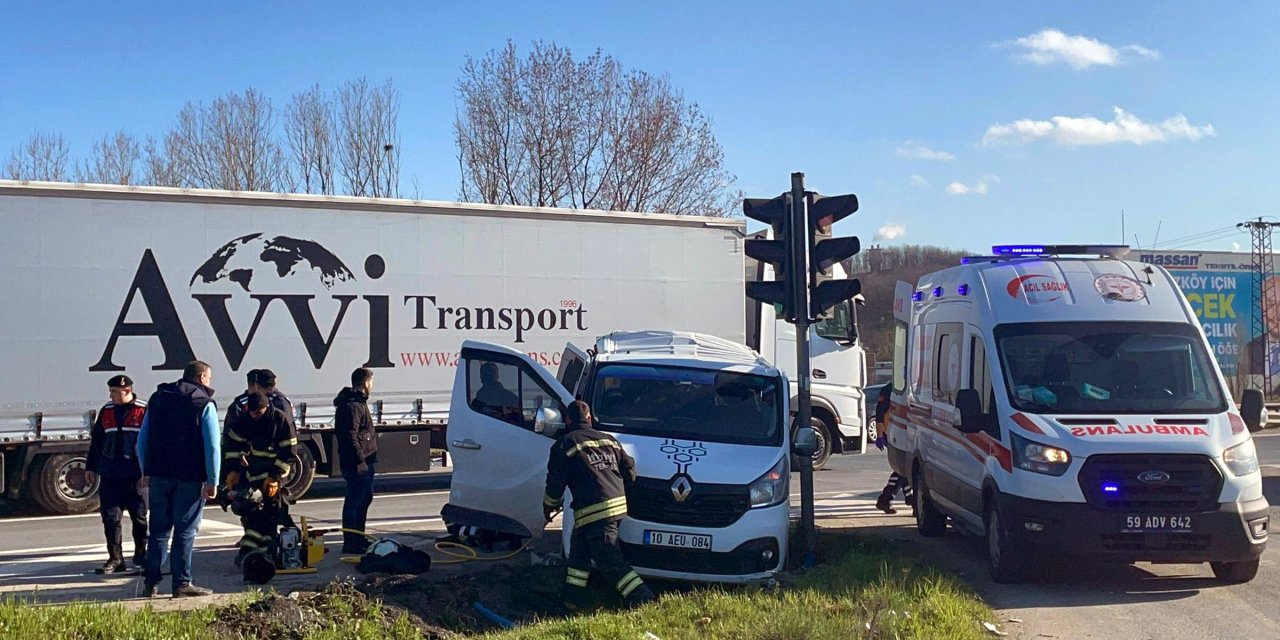 Tekirdağ'da Tır'ın, Işıkta Bekleyen Minibüse Çarptığı Kazada 5 Kişi Yaralandı
