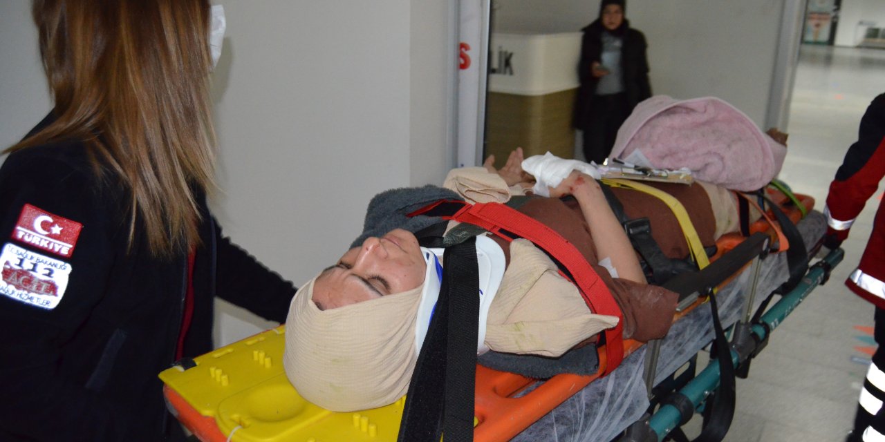 Halüsinasyon Görüp Eşinin Kullandığı Otomobilin Direksiyonuna Müdahalesi Kazaya Neden Oldu: 4 Yaralı