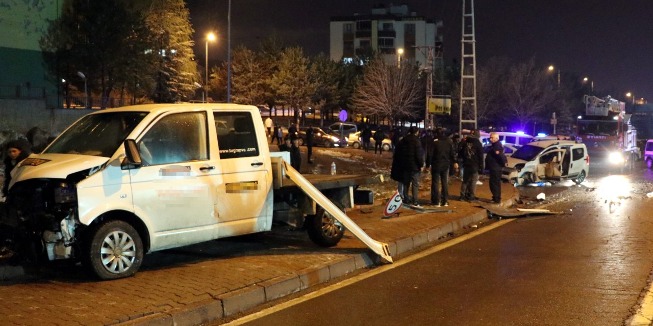 Kayseri'de Hafif Ticari Araç İle Kamyonet Çarpıştı: 5 Yaralı