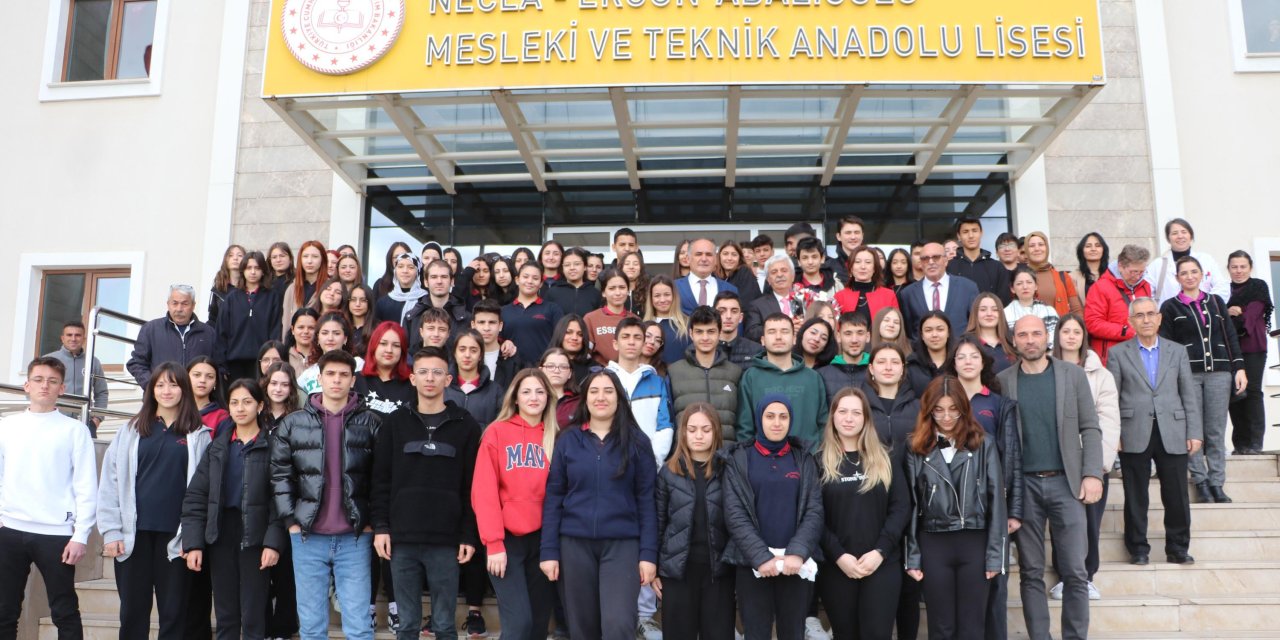 Mezun Olduğu Okuldan 40 Yıl Sonra Emekli Olan Öğretmene, Öğrencilerinden 40 Karanfil