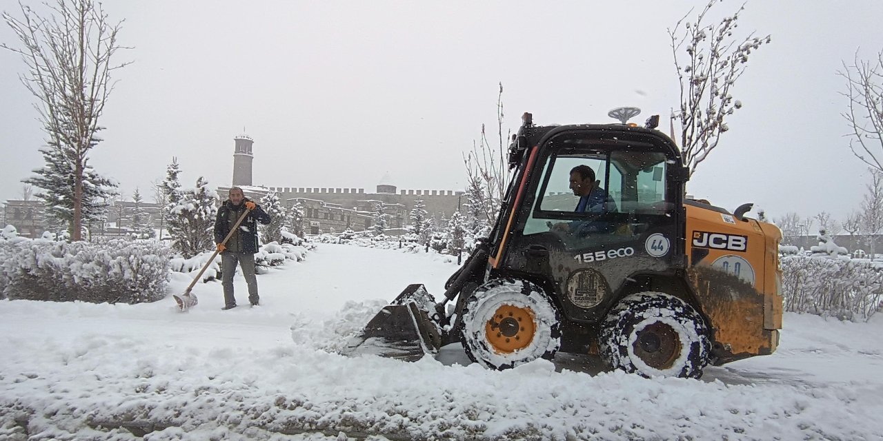 Erzurum'da 547 Kırsal Mahallenin Yolu Kardan Kapandı