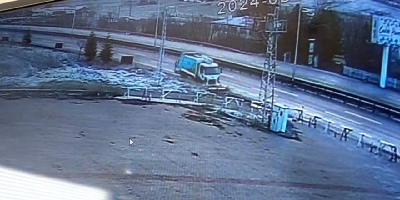 Ankara'da Çöp Kamyonunun Devrildiği Kaza Kamerada