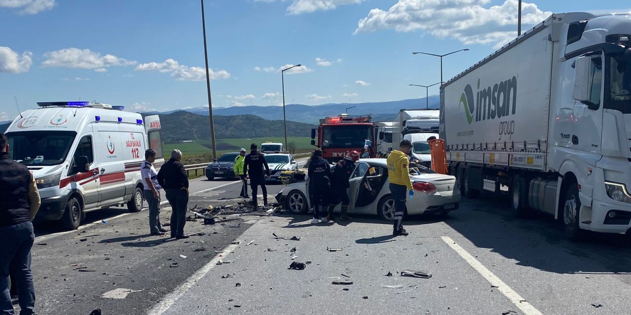 Otomobil Tır’a Çarptı: 2 Ölü, 2 Yaralı