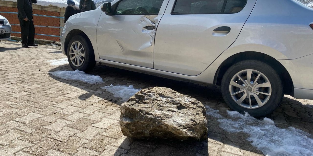 Yamaçtan Kopan Kayalar Sokağa Düştü; Otomobil Hasar Gördü