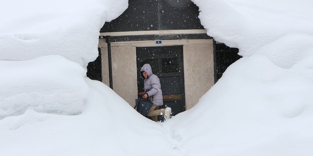 Karlıova’da 25 Köy Yolu Kapandı, Tek Katlı Evler Kara Gömüldü
