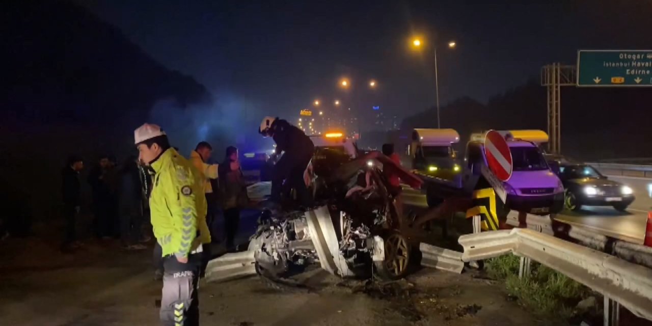 İstanbul- Gaziosmanpaşa Tem Otoyolu'nda Otomobil Bariyerlere Saplandı