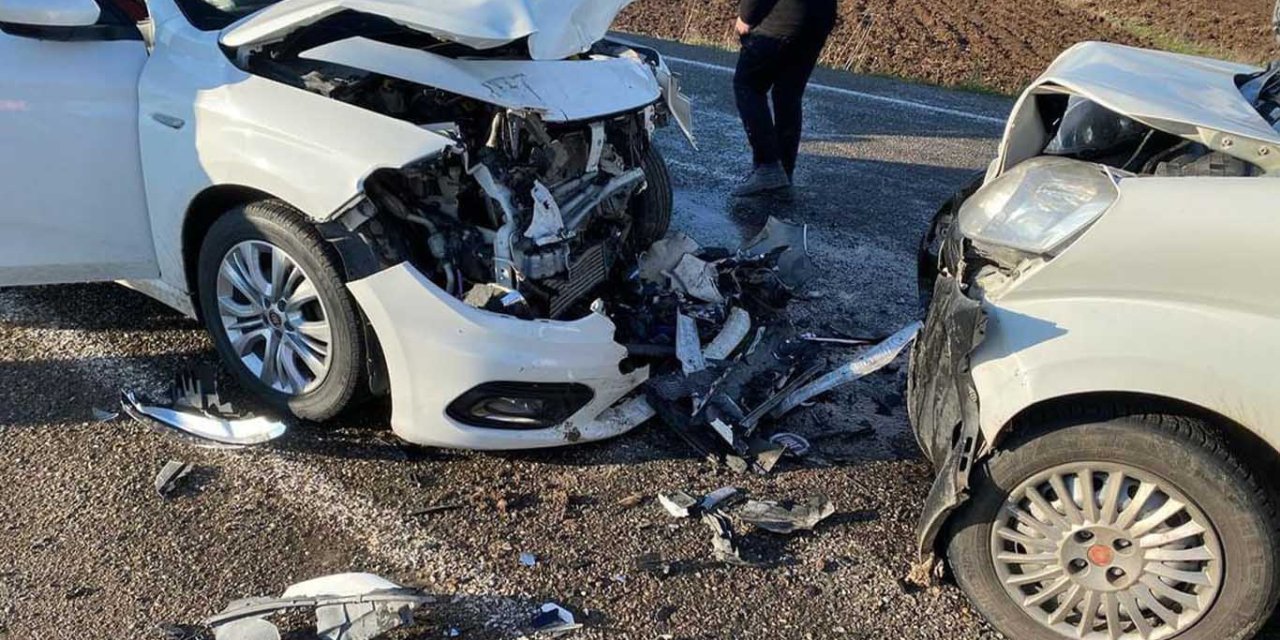 Diyarbakır'da Otomobil İle Hafif Ticari Araç Çarpıştı: 1 Ölü, 2 Yaralı