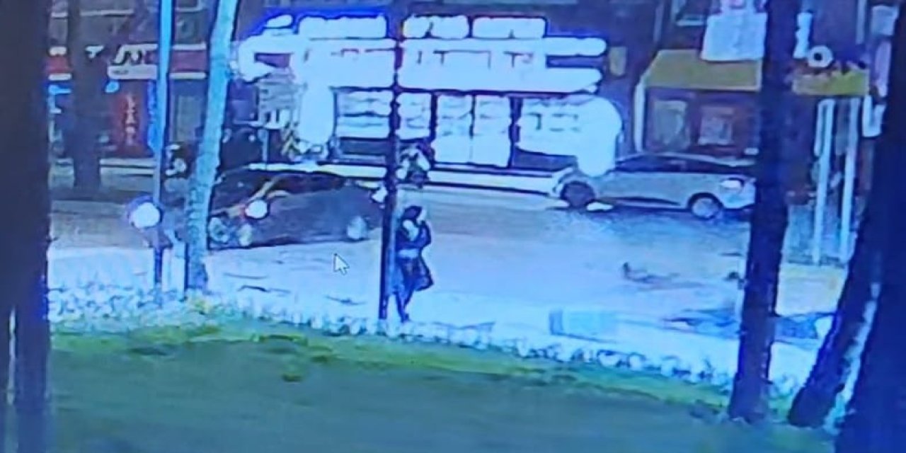 Otomobille Motosikletin Çarpışması Kamerada; 4 Kişi Yaralandı, Yol Kenarındaki Kadın Şans Eseri Kurtuldu