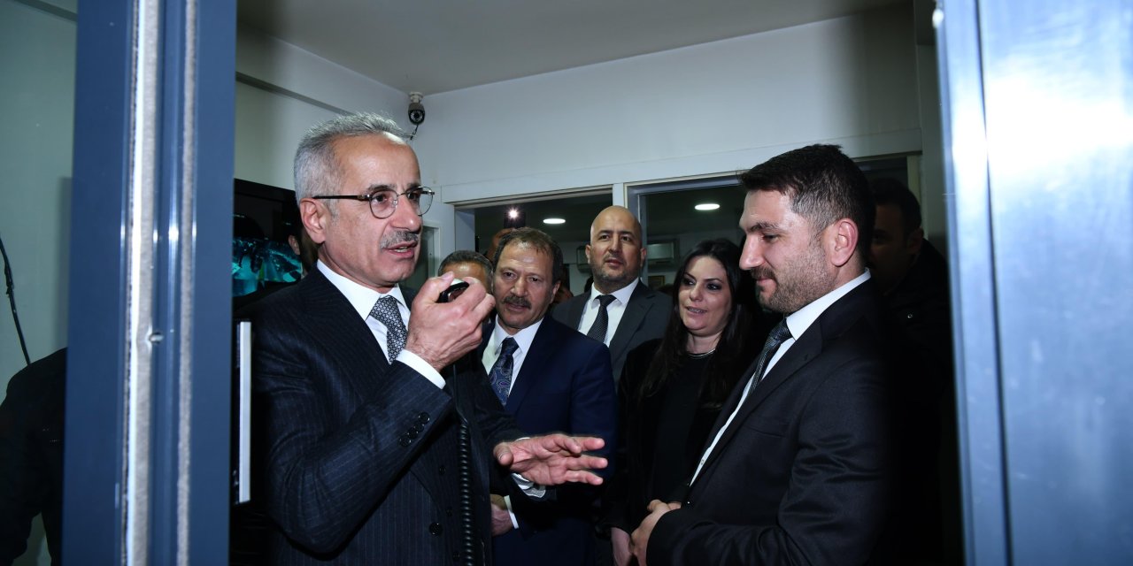 Bakan Uraloğlu Taksi Durağında Telefona Bakıp 'Ben Bakanım, Durakta Nöbetçiyim' Dedi