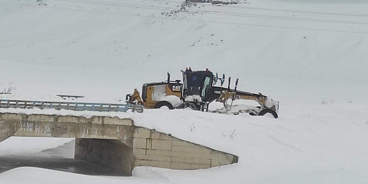Van'da 145 Yerleşim Yerinin Yolu Kardan Kapandı